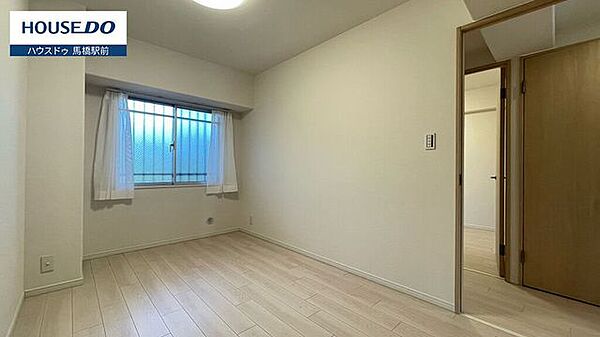 窓からは優しい光が射し込みリラックスできます。テレワークルームや子供部屋にいかがでしょうか