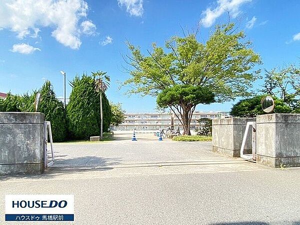 柏市立松葉第一小学校北柏ライフタウンの中にある小学校です！！バス通りから校庭が見えるのですが、広く大きな学校ですね！！ 700m