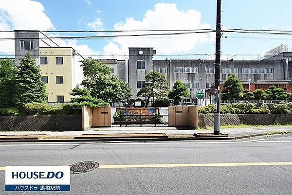 柏市立松葉中学校大規模ニュータウンである北柏ライフタウンの分譲が開始されるに伴い、1981年4月に新設された中学校です。 900m