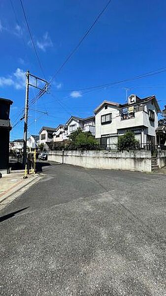 広々とした前面道路で、車の出し入れもスムーズに行えます！