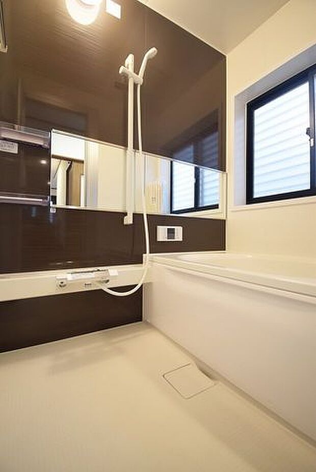 木目柄のアクセントパネルをあしらったバスルームは、視覚的にも温かさを感じ、よりくつろげるお風呂時間をもたらしてくれます。