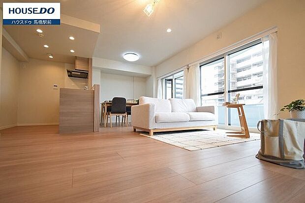 横長のリビングはソファやテーブルなどの大きめの家具は窓に向かって垂直になるように置くと、動線を確保しながらレイアウトすることができますよ。