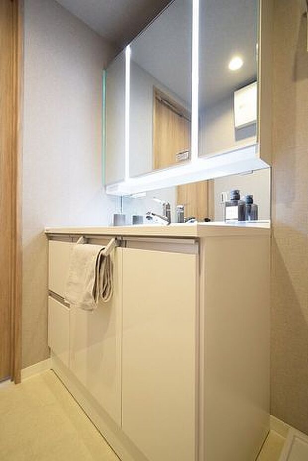 洗面台には三面鏡を採用。身だしなみを整えやすい事はもちろんですが、鏡の後ろに収納スペースを設ける事により、散らかりやすい洗面スペースをすっきりさせる事が出来ます！