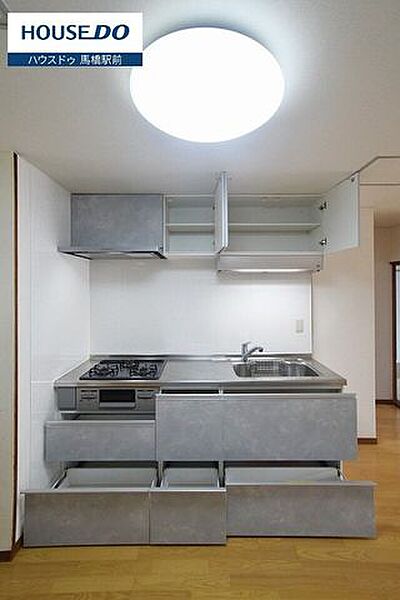 豊富な収納の付いたシステムキッチン。ガスコンロ下、シンク下段など、大きな調理器具もしまえるからとても便利です。