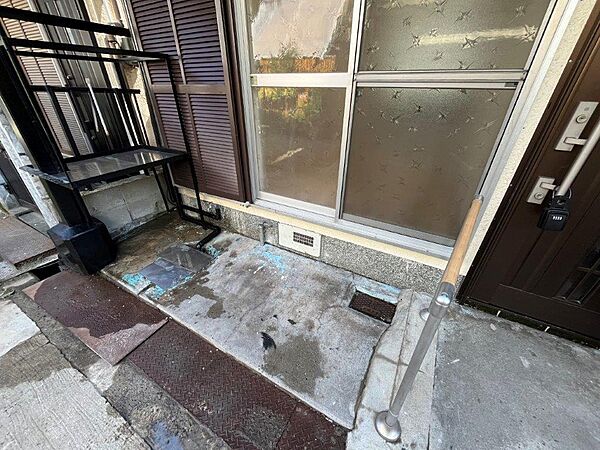 玄関前には手摺および自転車バイク置場を