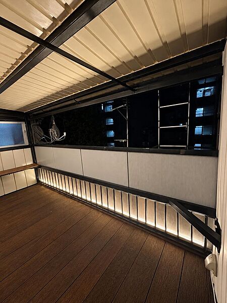 夜のウッドデッキ（AI加工を施しています）