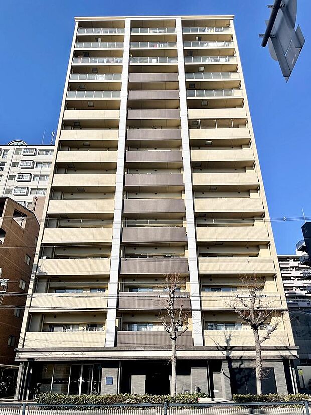 総戸数42戸で15階建てのマンションです。大阪メトロ谷町線喜連瓜破駅まで徒歩3分。