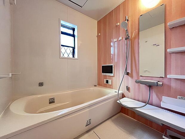 広々とした浴室には、浴室乾燥機とジェットバス・浴室TVが完備され贅沢な空間となっております♪