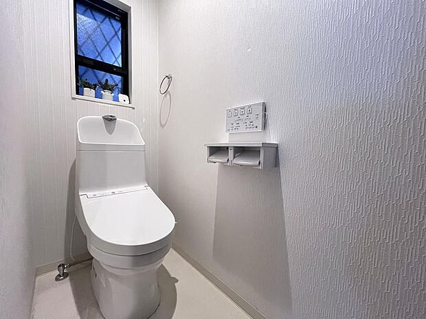 1階トイレは広く作られており収納棚も置くことができます！