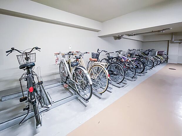 【駐輪場】自転車の汚れにくい屋内駐輪場。