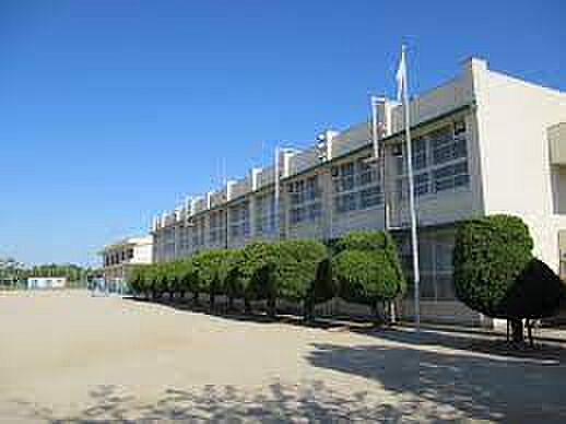 枚方市立藤阪小学校（349m）