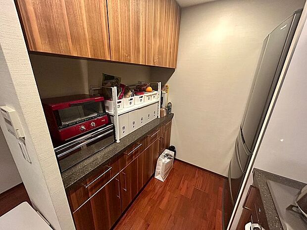 収納スペースがあるので調理道具や食器などが片付けられます。作業スペースを広く確保し調理が楽しめます。