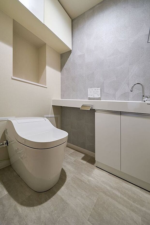 ウォシュレット機能標準設備で快適な温水洗浄便座付きの広く明るいトイレです。