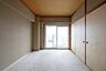 その他：バルコニーに面した和室。洗濯物を取り込み作業する部屋にも◎くつろぎの和室でゆったりお過ごしいただけます。客間やキッズスペースとしても活躍します！