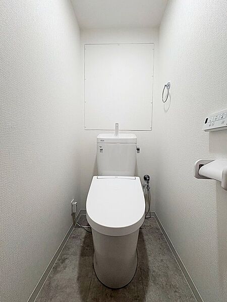 ■トイレ■白を基調とした清潔感溢れるトイレ。ウォシュレット機能標準設備で快適な温水洗浄便座付きの広く明るいトイレです。