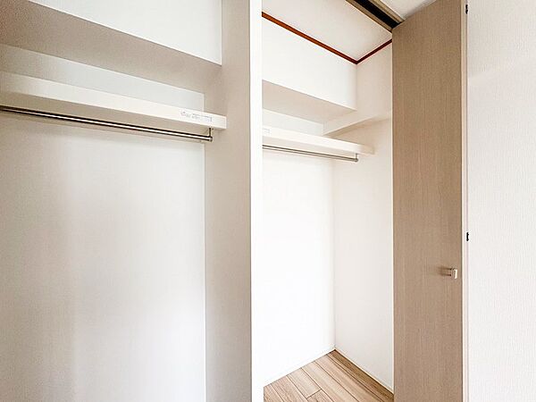 ■収納■豊富な収納力のあるクローゼット。普段からよく使う掃除機から季節の家電など収納できます。