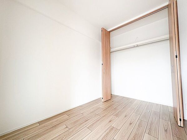 ■洋室■居室にはクローゼットを完備し、自由度の高い家具の配置が叶うシンプルな空間です。