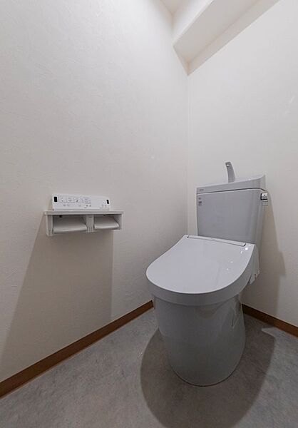 白で統一されたまとまりのある空間。毎日快適に使える温水洗浄便座付き！無駄を省いたシンプルモダンなトイレです。