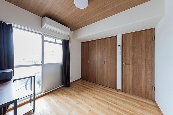 収納付の部屋は普段使う洋服やバッグの収納もできるため荷物が多くても安心♪