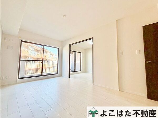広々としたリビングには大きな窓があり、たっぷりの日差しで明るく、家族みんながくつろげる居心地の良い空間。開放感があり、家具の配置にも配慮された快適な設計です！