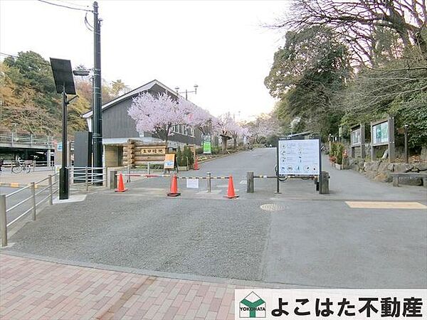 生田緑地 徒歩25分。 1970m