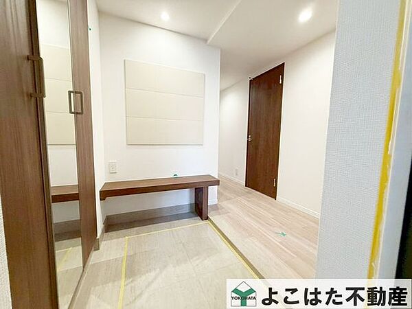 玄関回りは広くてすっきりしています。来訪者を迎え入れる場なので、やはりスペースにゆとりがあると何かと使い勝手が良いですね。