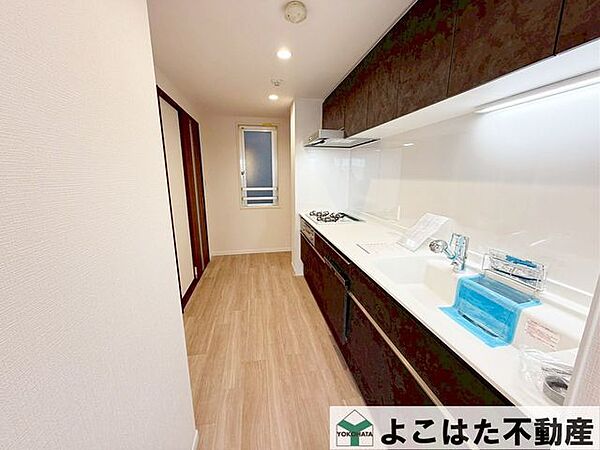 毎日使うキッチンだからこそこだわりたい！収納がたっぷりなので調理器具や調味料も出し入れしやすくお料理がはかどります。