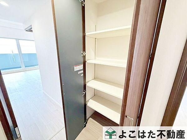 各所に収納スペースを設けているため、お洋服、家事用品、仕事道具など、場所を分けて綺麗に整理整頓が可能！