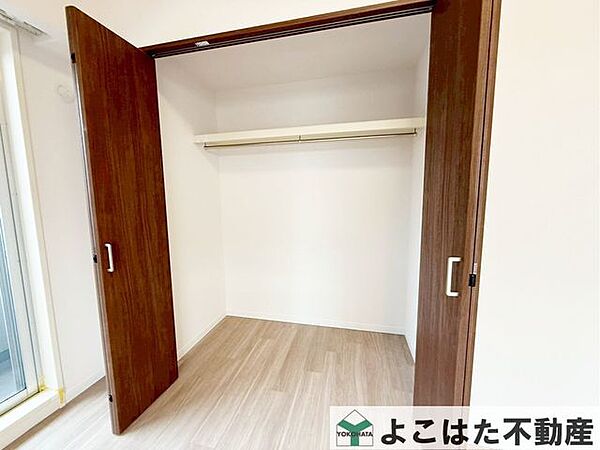 大容量のクローゼット。かさばるダウンジャケットや丈の長いコートなどを収納してもまだまだ余裕があります。