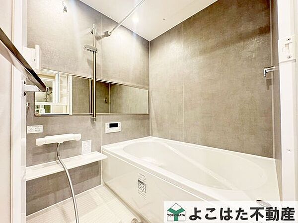 水はけの良い床材や、汚れが付きにくい壁面パネルを採用し、毎日のお手入れもスムーズに！浴室暖房乾燥機付きで、雨の日も安心。「快適」「安心」「清潔」そのすべてを叶える空間です。
