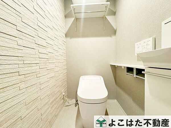 トイレは住まいの基本性能が問われる場所。壁や床の汚れが落ちやすく、掃除の手間を少なくできる仕様により、いつでも衛生的に保つことができます。日々の暮らしに寄り添い、清潔で快適な時間を届けます。