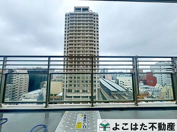 日当りのいいバルコニーは、自然と家族が集まる憩いのスペースに。暖かな日差しが、季節の変化とともにここで過ごす時間をもっと豊かにしてくれます。