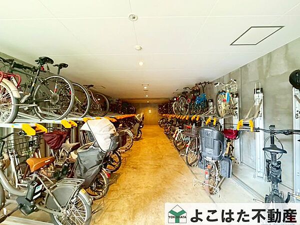 屋根付き　駐輪場