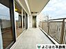 バルコニー：眺望窓の外に広がる景色が魅力的です。周囲には高い建物が無いので、開放的です心地よいバルコニーです！！