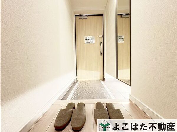 玄関までのアプローチ部分は、住まいの“顔”ともいえる空間。清潔感があり、整えられた道のりは、毎日の帰宅が楽しみになるような落ち着きある雰囲気です。