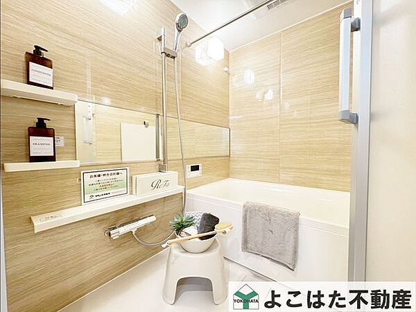湯舟に浸かれば、肩の力が自然と抜け、身体だけでなく心もほどけていくような、静かなひととき。家族が帰りたくなる、そんな住まいの理由がこの浴室にはあります。
