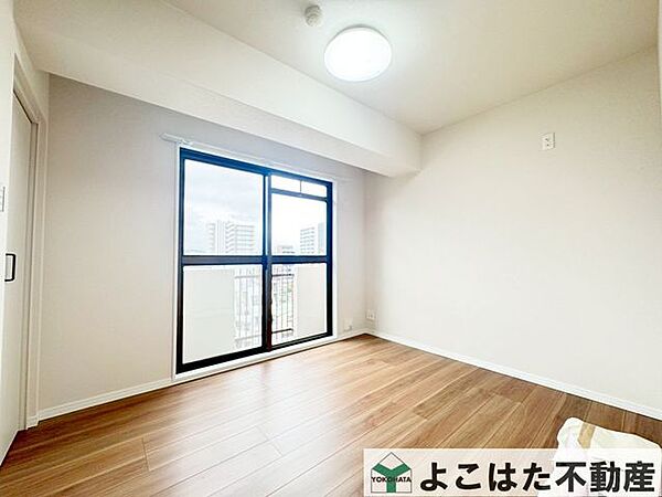 お子様の成長に伴い、「自分の部屋」が必要になった際にも最適な居室。学習デスクやベッドなどの家具配置にも困らないスペースです。