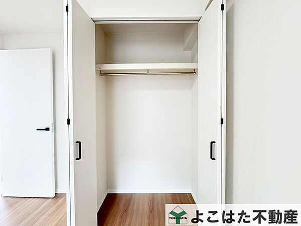 大容量のクローゼット。かさばるダウンジャケットや丈の長いコートなどを収納してもまだまだ余裕があります。