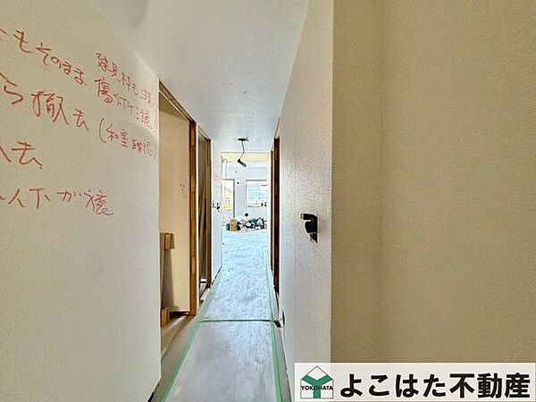 廊下は家族や来客が快適に移動できる空間を提供します。