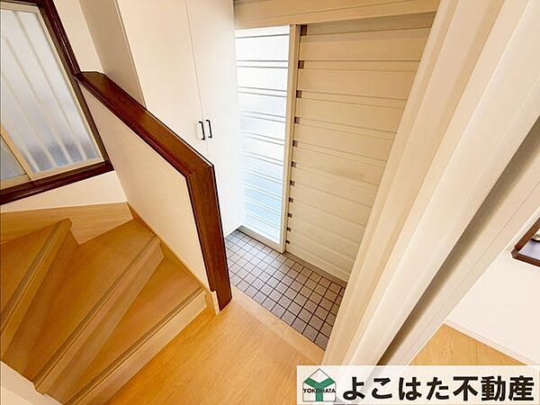 玄関回りは広くてすっきりしています。来訪者を迎え入れる場なので、やはりスペースにゆとりがあると何かと使い勝手が良いですね。