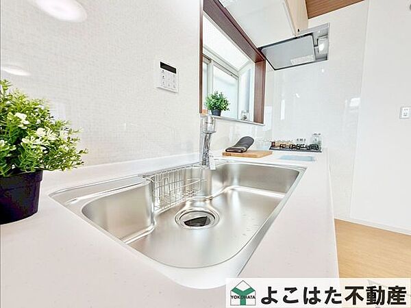ゆとりあるワークスペースで料理がしやすく、収納力が充実しているため、調理器具や食材もすっきり整理可能！笑顔が溢れる食卓へとつないでいく、住まいの中心となるキッチンです。