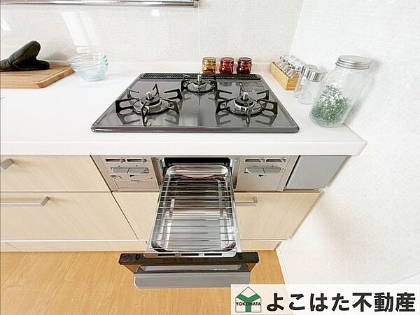 限られた空間を最大限に生かす、賢い壁付けスタイル。