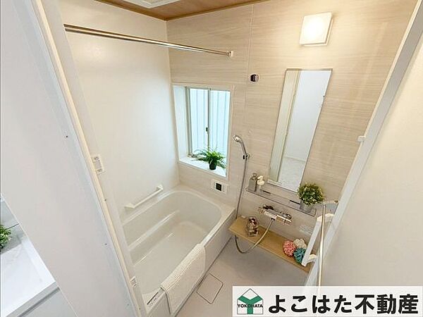 湯舟に浸かれば、肩の力が自然と抜け、身体だけでなく心もほどけていくような、静かなひととき。家族が帰りたくなる、そんな住まいの理由がこの浴室にはあります。