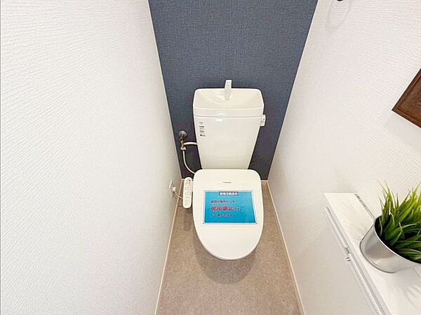 やさしい温水洗浄で、肌に負担の少ない洗い心地を実現。さらに、節水機能により水道代を抑えながら利用でき、家計にも環境にもやさしい設計です。
