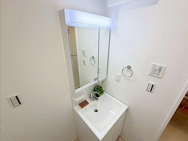 キッチン・バス・トイレなどの主要な水回りはすべて新品に交換！クロスも全室張り替え済みで、ピカピカの空間で新生活を始められます