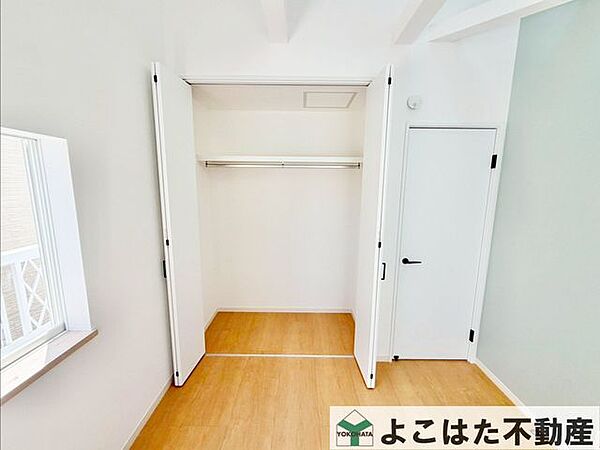 室内とフラットで荷物が出し入れしやすい収納スペース。大きめなのでたっぷりと収納できます。