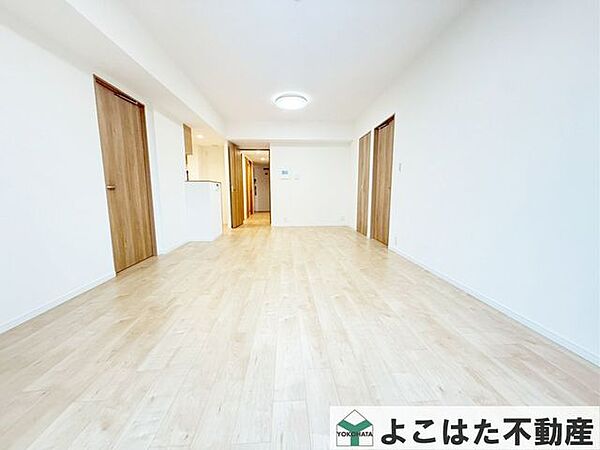 窓から差し込む自然光で一日中心地よく過ごせるリビング空間♪明るい室内は、家全体を包み込み、居心地の良さを実感できる空間。家具の配置もしやすく、整理整頓もしやすい設計です！！