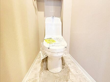 トイレは住まいの基本性能が問われる場所。壁や床の汚れが落ちやすく、掃除の手間を少なくできる仕様により、いつでも衛生的に保つことができます。日々の暮らしに寄り添い、清潔で快適な時間を届けます。