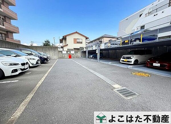 駐車スペースはコンクリートの為、雨の日の乗り降りもラクラク！また、外観のデザインも明るめの印象になります。