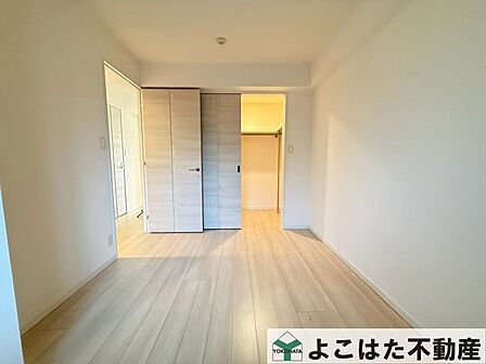 豊富な収納力を備えた主寝室は、お部屋をすっきり広々と使えるのが魅力。家具の配置もしやすく、落ち着いたプライベート空間を演出します。毎日を快適に過ごし、心身ともにリラックスできる居心地の良い一室♪